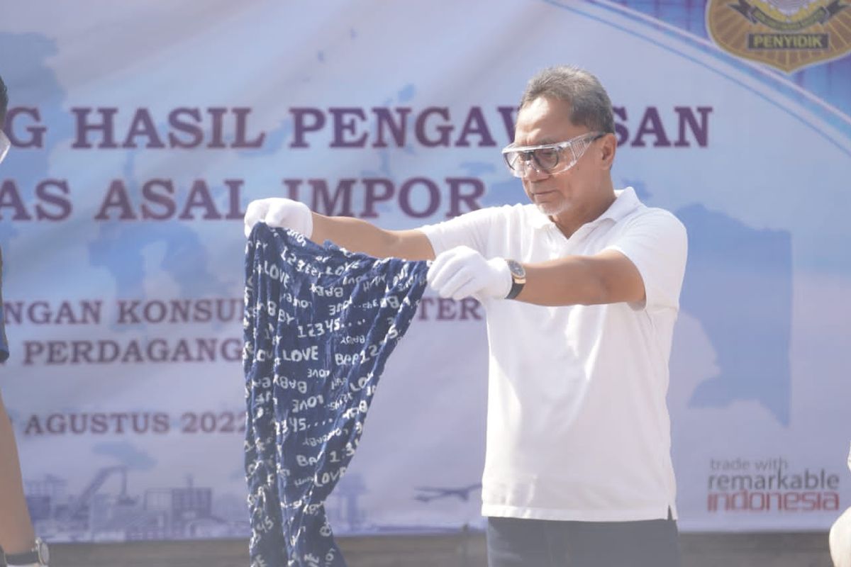 Mendag Zulkifli Hasan Musnahkan 750 Bal Pakaian Bekas dari Impor Senilai Rp 8,5 Miliar. Kementerian Perdagangan (Kemendag) melarang adanya impor pakaian bekas masuk ke Tanah Air.