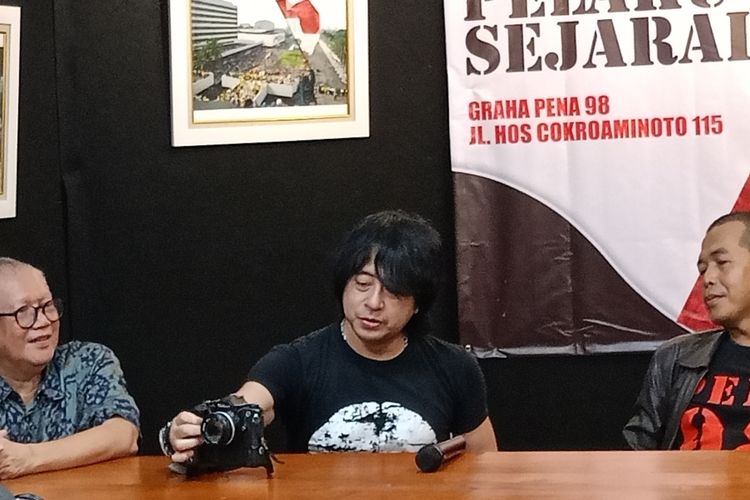 Firman Hidayatullah, fotografer aksi mahasiswa 1998 mengeluarkan amunisinya yakni kamera Nikon FM2 keluaran tahun 1977 yang saat itu dipakainya untuk mengabadikan momen sejarah reformasi 1998, Jakarta, Selasa (16/5/2023).