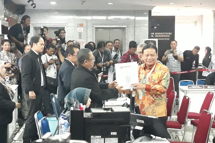 KPU dan Bawaslu serahkan dokumen dan alat bukti terkait sengketa hasil Pilpres ke MK.