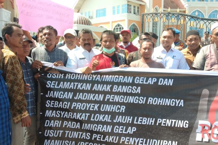 Puluhan warga demonstrasi di di depan Kantor Bupati Aceh Utara di Jalan Raya Banda Aceh – Medan, kawasan Landing Kecamatan Lhoksukon, Kabupaten Aceh Utara, Provinsi Aceh, Rabu (20/12/2023).