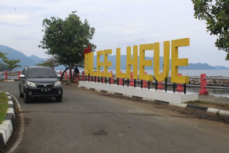 Mobil melintas di Pantai Ulee Lheue di Desa Ulee Lheue, Kecamatan Meraxsa, Kota Banda Aceh, Minggu (27/10/2019). 