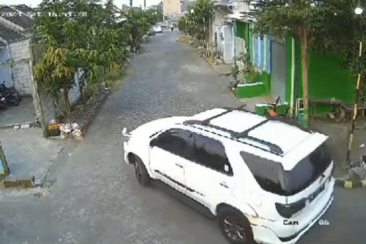 Toyota Fortuner tabrak bayi 2 tahun di Sidoarjo, Rabu (29/5/2024).