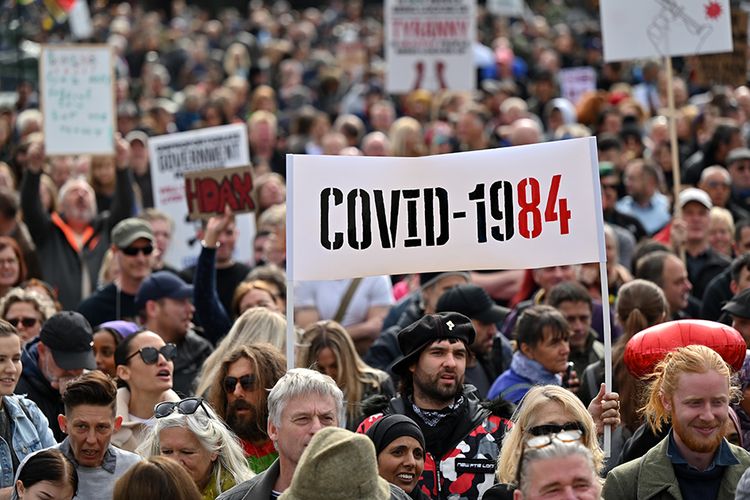 Para pengunjuk rasa menggelar aksi menentang aturan pembatasan yang dikeluarkan pemerintah PM Inggris terkait penyebaran Covid-19, di Trafalgar Square di London, Inggris, Sabtu (26/9/2020). Aksi yang diikuti ribuan warga tersebut di antaranya menolak kebijakan lockdown, vaksinasi, dan kewajiban penggunaan masker.