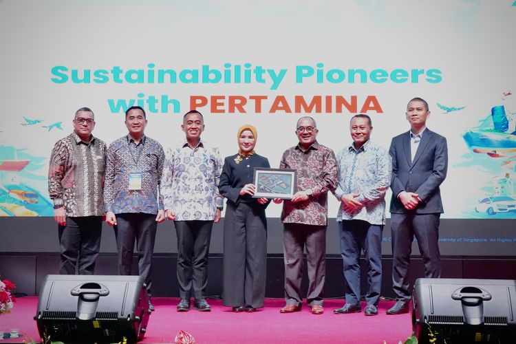 Direktur Utama Pertamina Nicke Widyawati berfoto bersama narasumber talkshow berjudul Pertamina Energizing Talks dalam gelaran rangkaian acara Pertamina Goes To Campus (PGTC) di Singapura, Rabu (16/10/2024).