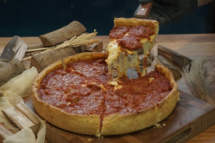 12 Hours Smoked Pepperoni Deep Dish Pizza di Giulia?s Chicago Pizzeria.