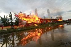 Berita Foto: Tradisi Bakar Kapal Wangkang di Pontianak