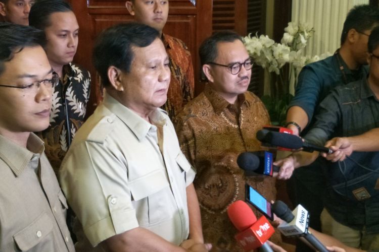 Ketua Umum Partai Gerindra Prabowo Subianto Saat memberikan keterangan seusai bertemu calon Gubernur Jawa Tengah Sudirman Said di kediaman pribadinya, Jakarta Selatan, Jumat (6/7/2018) malam.