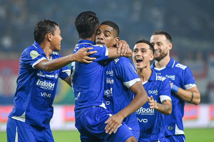 Persib Bandung catat hasil sempurna di bulan Oktober 2025 dengan memenangkan empat laga tanpa kebobolan di berbagai ajang kompetisi. Selebrasi Uilliam Barros usai cetak gol ke gawang Persis Solo pada pekan ke-10 Super League 2025-2026, Senin (27/10/2025) di Gelora Bandung Lautan Api (GBLA).