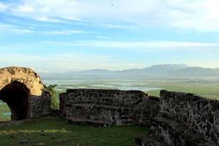 Benteng Otanaha buatan Portugis tahun 1522 ini terletak di atas Bukit Desa Dembe I, Kecamatan Kota Barat, Gorontalo.