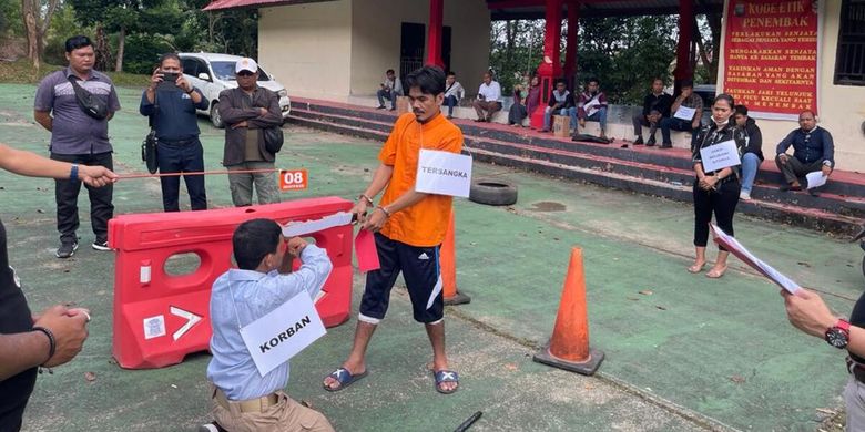 Polsek Lubukbaja menggelar reka ulang atau rekontruksi pembunuhan juragan kafe dan kos-kosan bernama M Said di Baloi Center Jalan Kenangan, Lubukbaja, Batam, Kepulauan Riau (Kepri). Bahkan dari rekontruksi tersebut sedikitnya ada 17 adegan diperagakan.