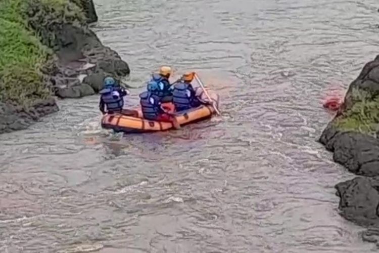 Dua warga Jember hanyut diduga karena cekcok setelah mabuk di sungai tanggul 