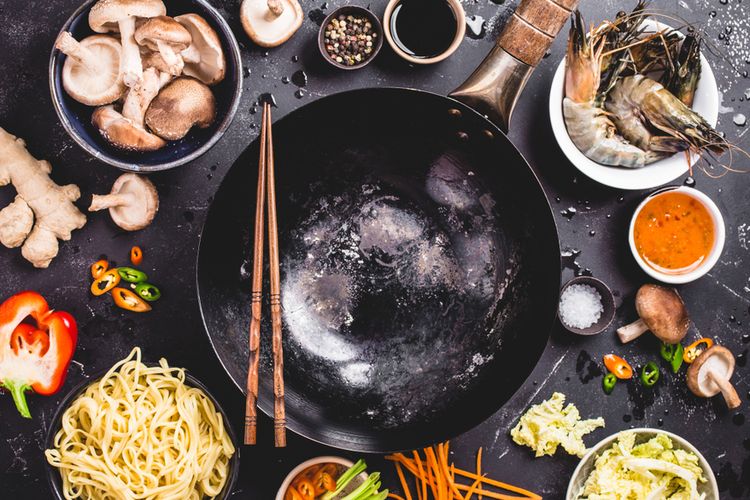 Gunakan wajan wok untuk memasak nasi goreng.