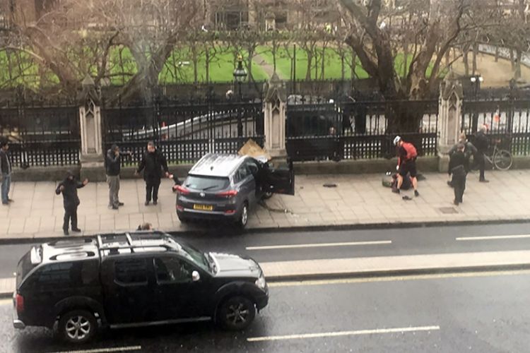 Gambar diperoleh dari akun Twitter James West, menunjukkan mobil terduga pelaku berhenti di trotoar di depan Istana Westminster di area Gedung Parlemen, London, Inggris, Rabu (22/3/2017), menyusul terjadinya serangan teroris yang mengakibatkan 4 orang tewas dan puluhan terluka. 