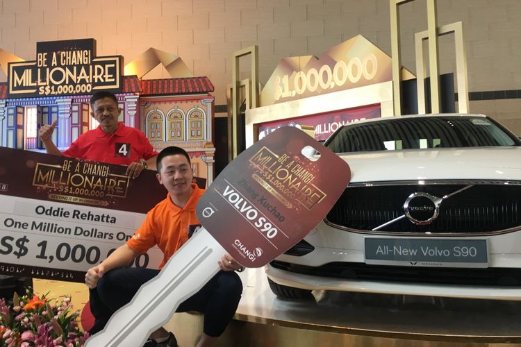 Turis asal Indonesia, (kiri) Oddie Rehatta (47) memenangi undian uang tunai sebesar satu juta dollar Singapura atau sekitar Rp 10 miliar dan (kanan) Zhang Zuchao turis asal China memenangi hadiah mobil Volvo S90 dalam acara Grand Final Be A Changi Millionaire 2017 yang diadakan oleh Changi Airport Group, Singapura, Minggu (21/1/2018).