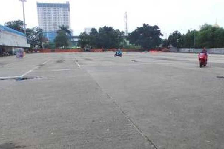 Pemandangan sepi di terminal AKAP Lebak Bulus, Cilandak, Jakarta Selatan. Lokasi ini nantinya akan dijadikan dipo MRT. Kamis (6/2/2014).
