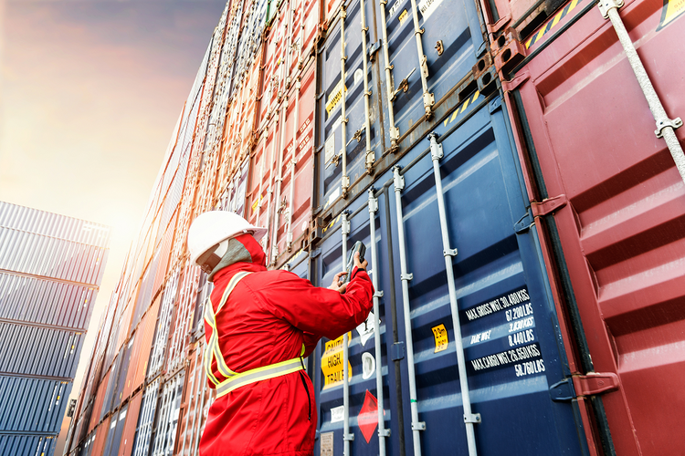 Ilustrasi pekerja memeriksa kontainer berisi barang kena cukai