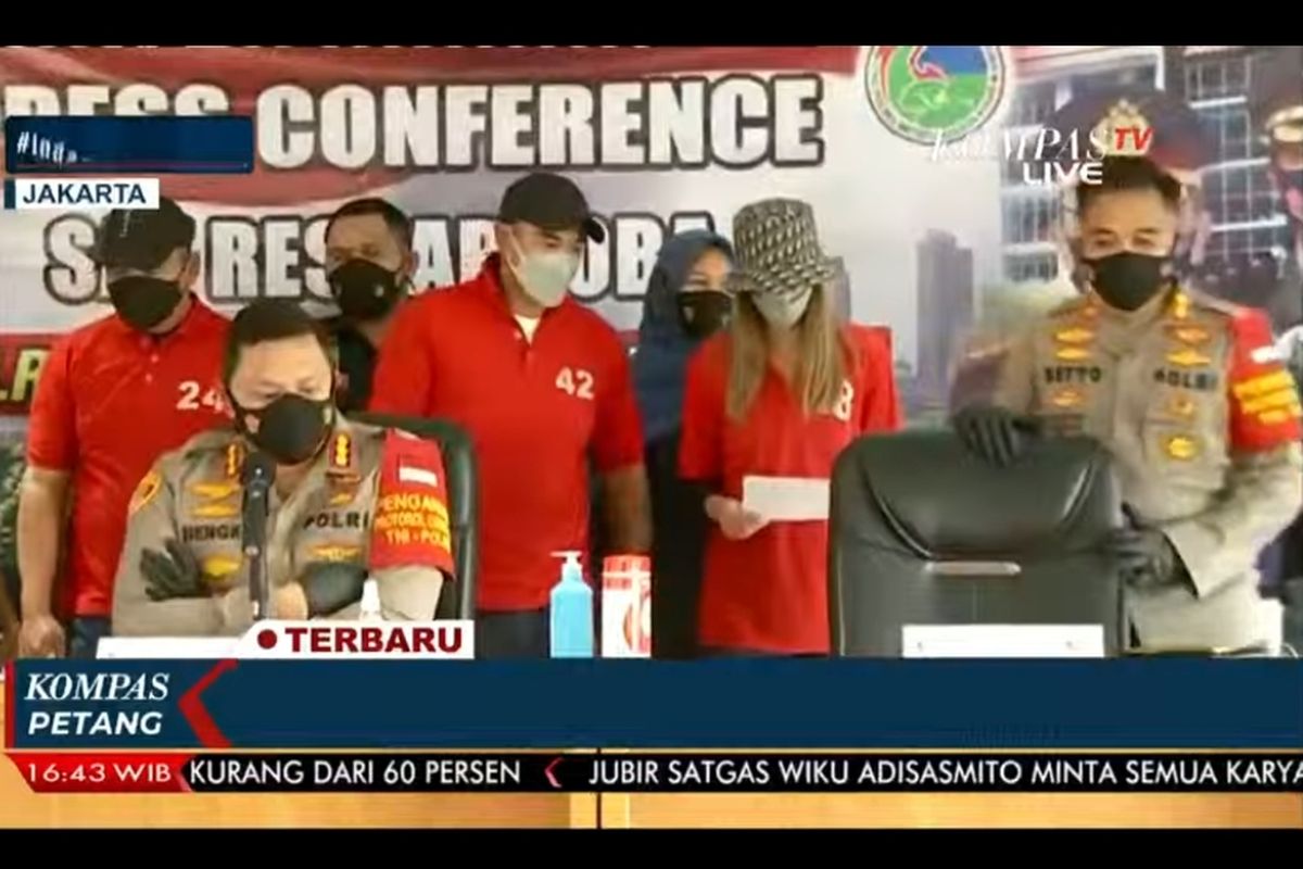 Nia Ramadhani dan Ardi Bakrie dalam konferensi pers kasus narkoba.