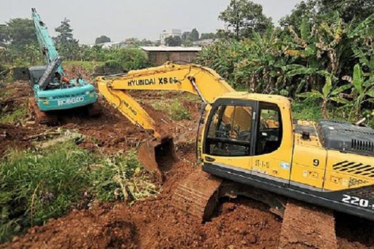 

Operator memeriksa kondisi ekskavator yang akan digunakan untuk mengeruk Waduk Cimanggis di Cibubur, Jakarta Timur, Selasa (18/10). Menurut Balai Besar Wilayah Sungai Ciliwung Cisadane, pengerukan Waduk Cimanggis adalah solusi untuk antisipasi luapan Kali Cipinang yang sebagian besar bantarannya sudah penuh rumah. 