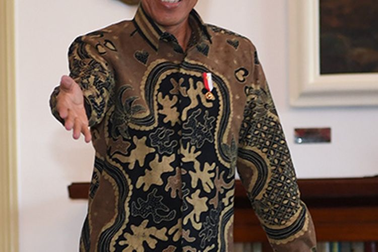 Presiden Joko Widodo (kanan) menerima kunjungan Menteri Luar Negeri Singapura Vivian Balakrishnan (tengah) di Istana Bogor, Jawa Barat, Rabu (17/7/2019). Pertemuan tersebut membahas peningkatan kerja sama Indonesia - Singapura serta persiapan pertemuan tahunan pemimpin kedua negara.