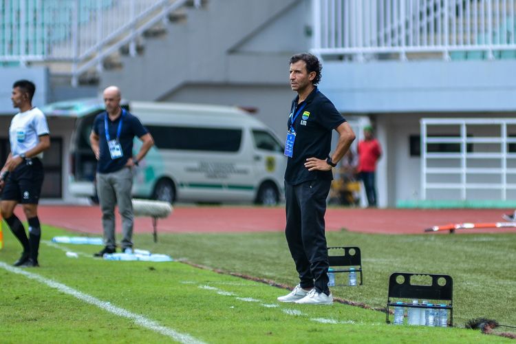 Pelatih Persib Luis Milla saat mendampingi timnya bertanding dalam laga pekan ke-20 Liga 1 2022-2023 antara Persib vs Borneo FC, Kamis (26/1/2023) di Stadion Pakansari, Kabupaten Bogor.