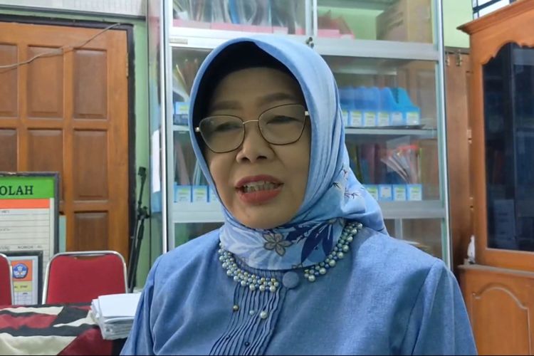 Kepala Sekolah SDN 1 Kenayan Kabupaten Tulungagung Jawa Timur di ruang kerjanya, sampaikam konfirmasi terkait video viral siswanya sawer biduan, Jumat (20/06/2025)