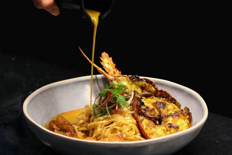 Grilled Lobster Laksa, salah satu menu yang ditawarkan di Alila SCBD Jakarta, sekaligus hasil kolaborasi antara Vong Kitchen dengan Wayan New York.