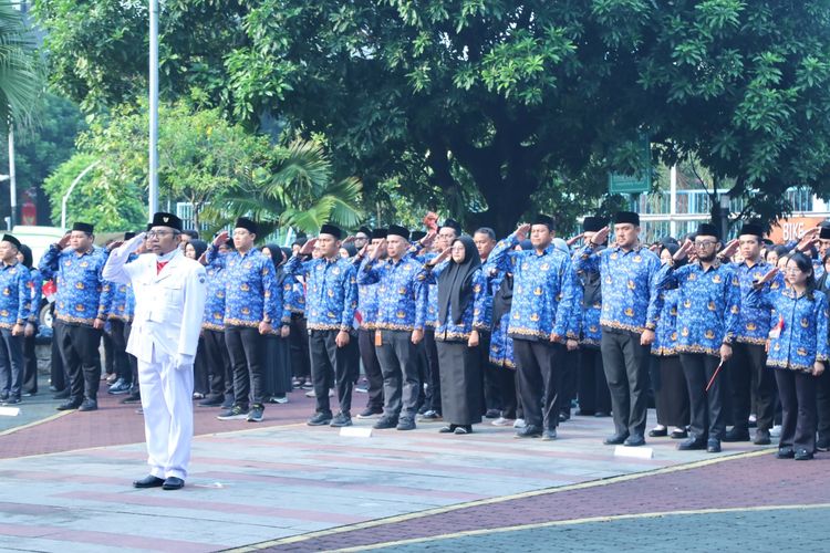 Upacara peringatan Hari Lahir Pancasila bertema Pancasila Pemersatu Bangsa, Fondasi Perdamaian Dunia yang berlangsung khidmat di Plaza Kantor Kementerian Ketenagakerjaan (Kemnaker), Jakarta, Senin (1/6/2026).
