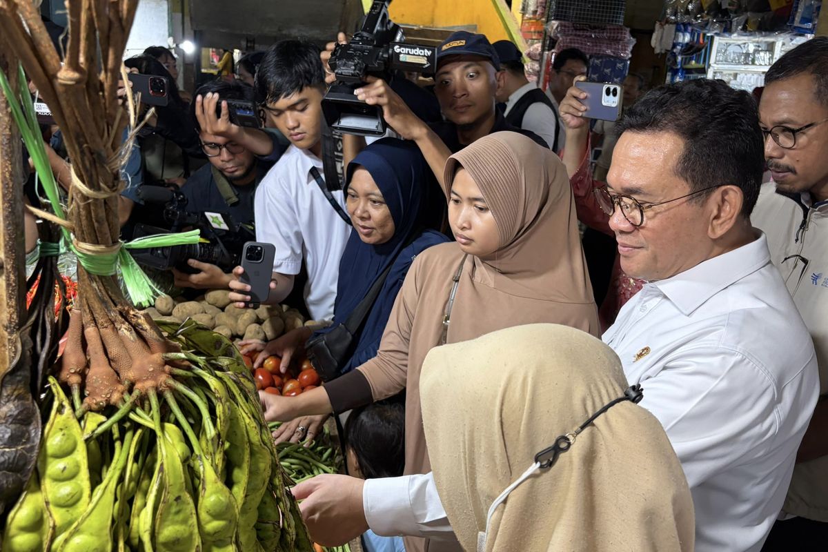 Menteri Perdagangan Budi Santoso alias Busan, saat meninjau harga pangan di Pasar Rawasari, Cempaka Putih, Jakarta Pusat, Senin (16/3/2026).