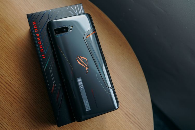 Asus ROG Phone II dan kotak kemasannya