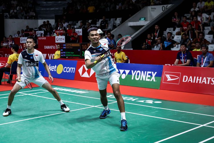 Ganda putra Fajar Alfian/Muhammad Rian Ardianto melawan wakil China, Zhang Nan/Ou Xuan Yi saat pertandingan babak kedua Indonesia Masters 2020 di Istora Senayan, Jakarta, Kamis (16/1/2020). Fajar/Rian sukses memastikan langkah ke babak perempat final setelah menang rubber game 21-10, 12-21, 21-19.