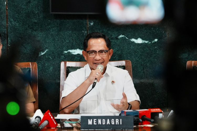 Mendagri Muhammad Tito Karnavian saat sedang memberikan keterangan pers terkait status Gubernur Bupati Aceh Selatan Mirwan MS.