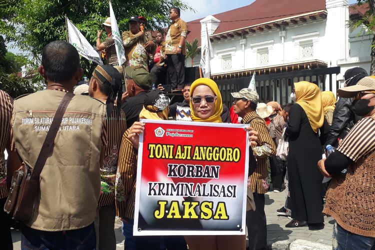 Massa Demo PN Medan Tuntut Pembebasan Toni Aji, Singgung Kasus Amsal Sitepu