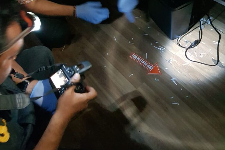 Penyidik menemukan potongan kertas berukuran kecil ketika menggeledah kantor PT Gelora Tri Semesta di Kuningan, Jumat (1/2/2019) 