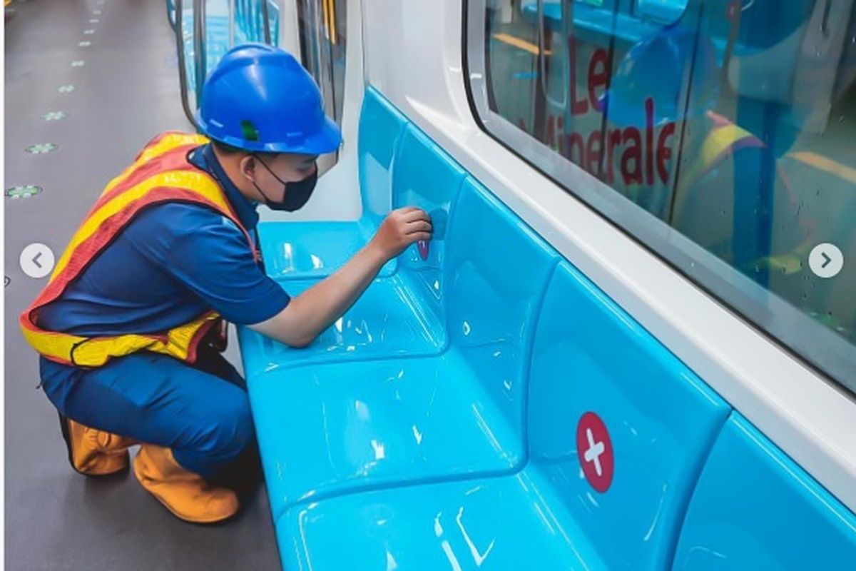 PT MRT Jakarta melepas tanda jaga jarak pada tempat duduk di dalam kereta ratangga dan memberlakukan kapasitas penumpang maksimal 100 persen dari jumlah tempat duduk mulai Senin (14/3/2022).