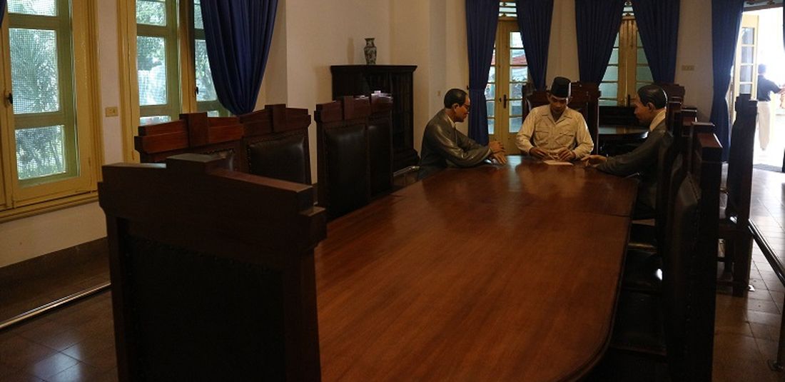 Tiga patung lilin tiruan sosok Soekarno, Hatta dan Ahmad Soebardjo tengah berembuk merumuskan naskah Proklamasi di Museum Perumusan Naskah Proklamasi, Jakarta, Rabu (16/8/2017). Replika itu terletak di lantai pertama Museum Perumusan Naskah Proklamasi.