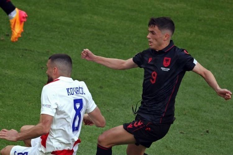 Penyerang Albania, Jasir Asani, dan gelandang Kroasia, Mateo Kovacic, tengah berebut bola dalam lanjutan fase Grup B Euro 2024 pada 19 Juni 2024.