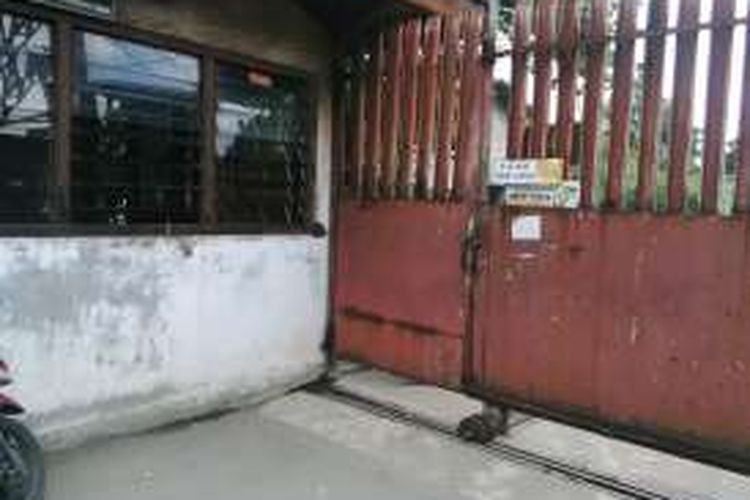 Pintu gerbang pabrik panci tertutup rapat