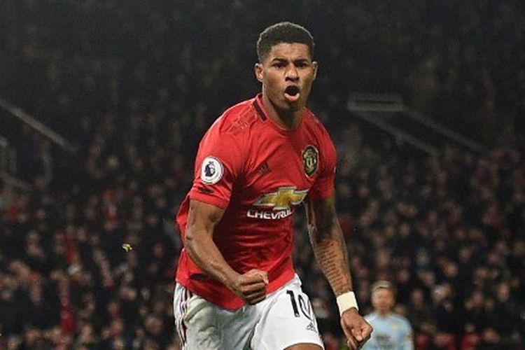 Marcus Rashford merayakan golnya yang kemudian diakui sebagai bunuh diri Tom Heaton pada pertandingan Manchester United vs Aston Villa dalam lanjutan Liga Inggris di Stadion Old Trafford, 1 Desember 2019. 