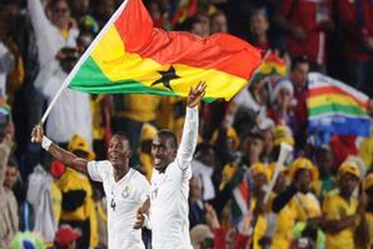Pemain Ghana John Paintsil (kiri) dan Lee Addy, mengibarkan bendera Ghana usai mereka mengalahkan Serbia 1-0 pada laga perdana penyisihan Grup D Piala Dunia 2010, Minggu (13/6/10). Ghana menjadi tim pertama dari benua Afrika yang raih kemenangan di Piala Dunia 2010 ini.