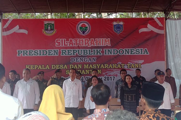 Presiden Jokowi saat bersilaturahmi dengan masyarakat di Desa Muruy, Kecamatan Menes, Kabupaten Pandeglang, Banten, Rabu (4/10/2017).