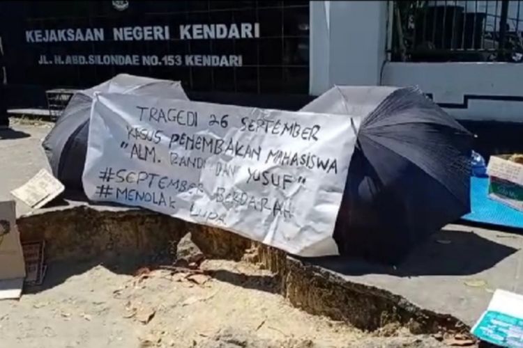 Kawal sidang tewasnya Randi, mahasiswa gelar aksi solidaritas  di depan kantor Kejaksaan Negeri Kendari (KIKI ANDI PATI/ KOMPAS.com)