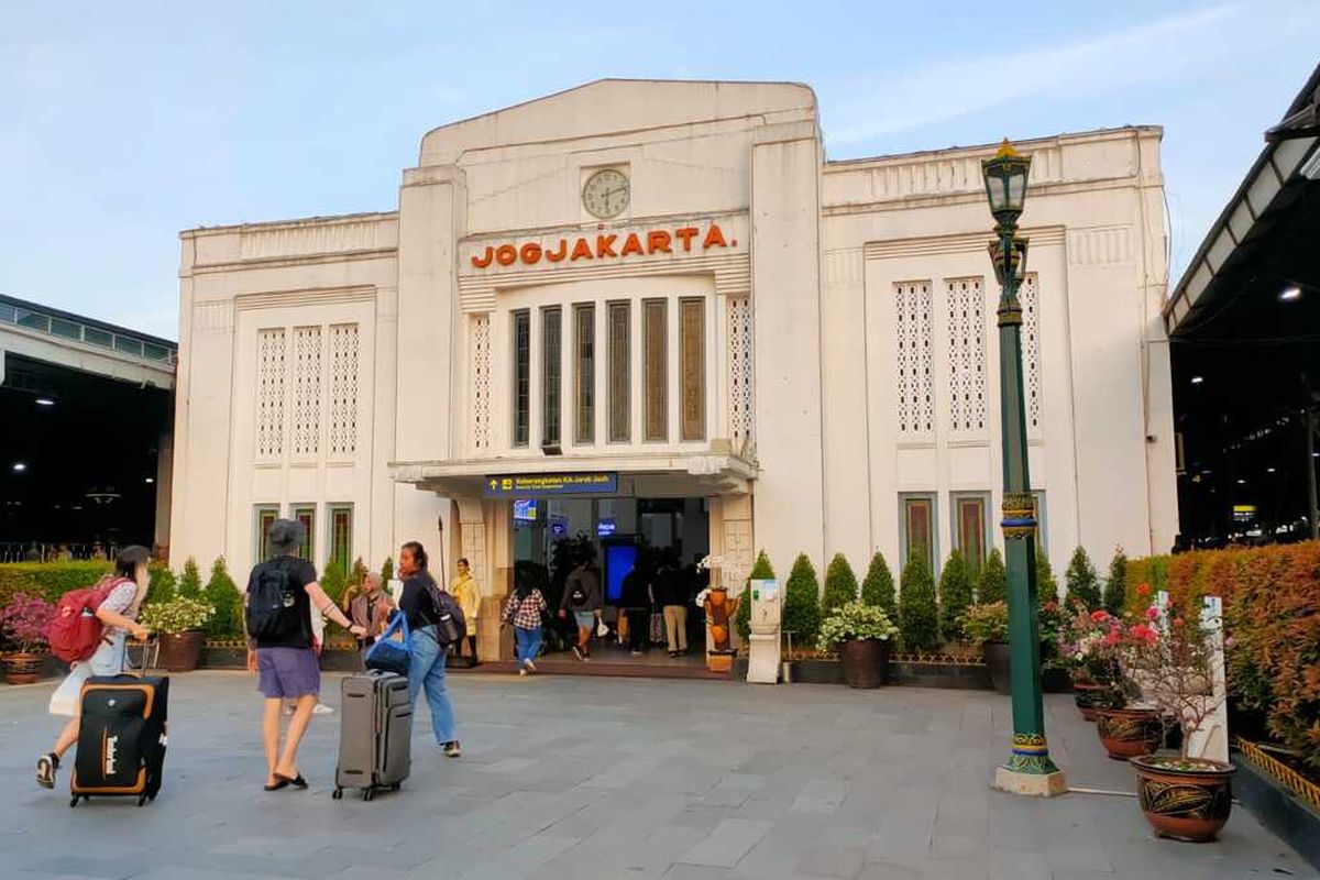 Stasiun Kereta Api Yogyakarta. Simak prakiraan cuaca di Yogyakarta hari ini.