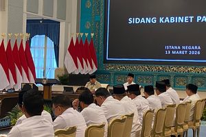 Momen Menteri-menteri Catat Taklimat Prabowo di Sidang Kabinet...