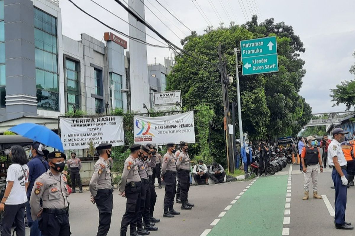 Pintu masuk menuju rumah duka pendakwah Syekh Ali Jaber di Komplek Taman Berdikari, Kelurahan Jati, Kecamatan Pulogadung, Jakarta Timur, dijaga ketat oleh polisi, Kamis (12/1/2021).