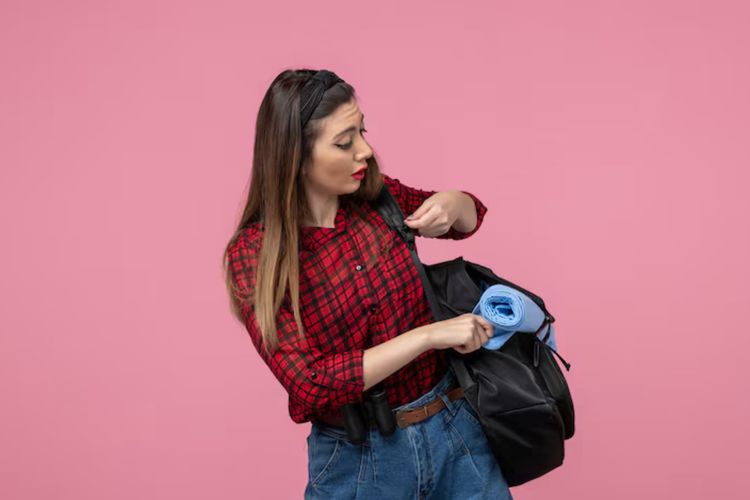 Kebiasaan membawa tas di satu sisi terlihat praktis, tapi bisa sebabkan nyeri, cedera, hingga artritis dini. Simak penjelasan dokter berikut ini.