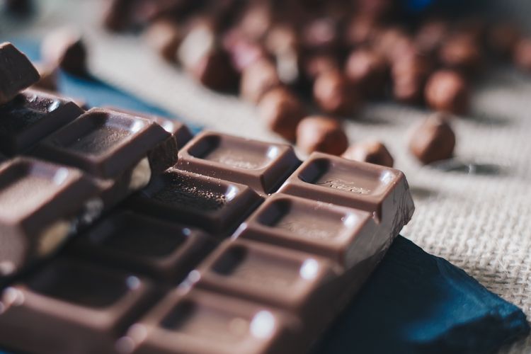 Jika dikonsumsi rutin, dark chocolate memiliki beragam manfaat kesehatan. 