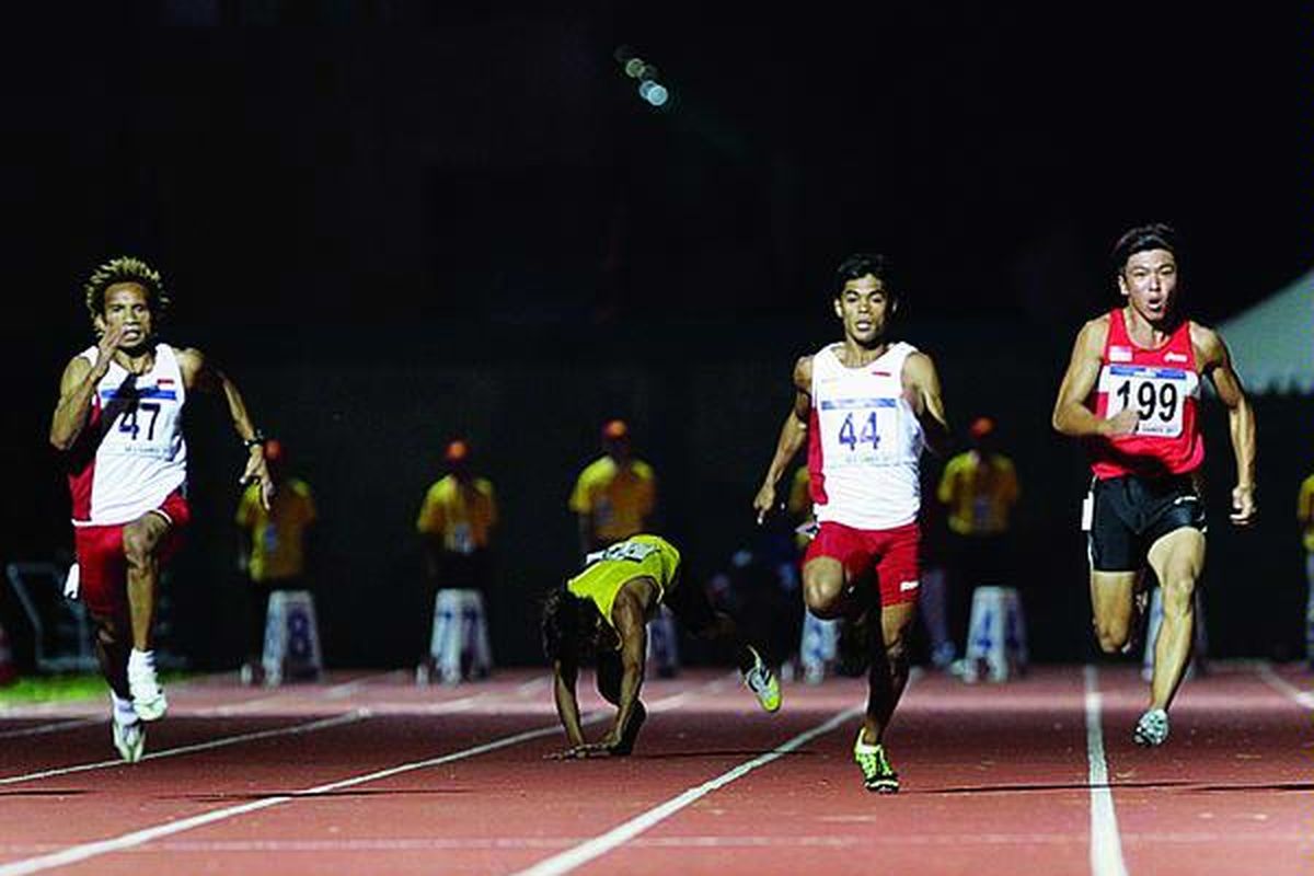 Pelari putra Indonesia, Franklin Ramses Burumi (kiri) dan Fadlin (kedua dari kanan), memperebutkan emas dalam final nomor 100 meter putra di Stadion Atletik, Jakabaring, Sumatera Selatan, Sabtu (12/11). Franklin Ramses berada di urutan pertama dengan catatan waktu 10,37 detik sekaligus meraih medali emas.