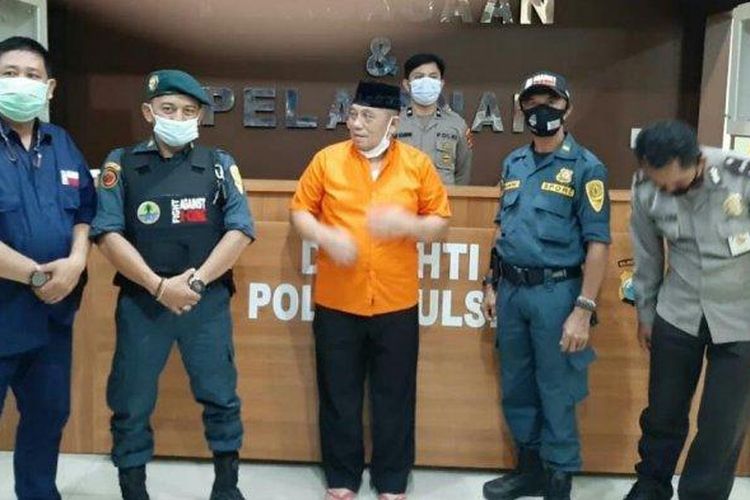 Politikus senior Partai Golkar Kabupaten Takalar Muh Jabir Bonto digelandang ke sel tahanan Mapolda Sulsel, Jl Perintis Kemerdekaan Kota Makassar, Kamis (712021). 