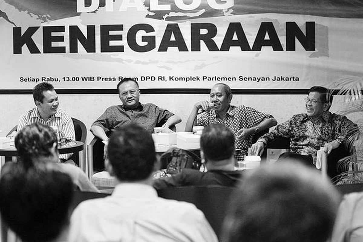 Anggota Komisi II DPR, Khatibul Umam Wiranu; mantan anggota DPR, Arief Mudatsir Mandan; peneliti LIPI, Ikrar Nusa Bhakti; dan anggota DPD, AM Fatwa (dari kiri ke kanan), menjadi pembicara dalam acara Dialog Kenegaraan yang membahas hak pilih bagi anggota TNI dan implikasi terhadap stabilitas daerah di Gedung DPD, Jakarta, Rabu (2 3/ 6 ) .