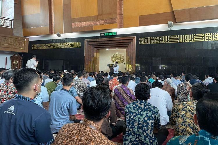 Jemaah di sejumlah masjid di Bandung mendoakan keselamatan anak Gubernur Jabar Ridwan Kamil yang hilang saat berenang di Swiss.